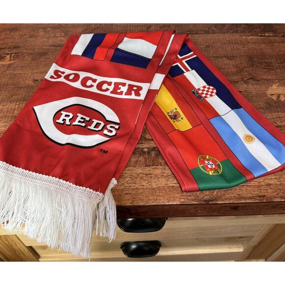 2018 Cincinnati Reds World Cup Soccer 5 Foot Long Scarf - Picture 1 of 2